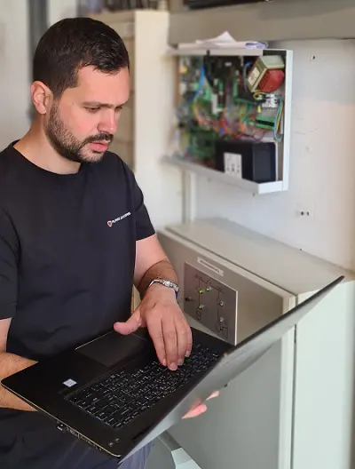 Beveiliging Installateur gebruikt laptop